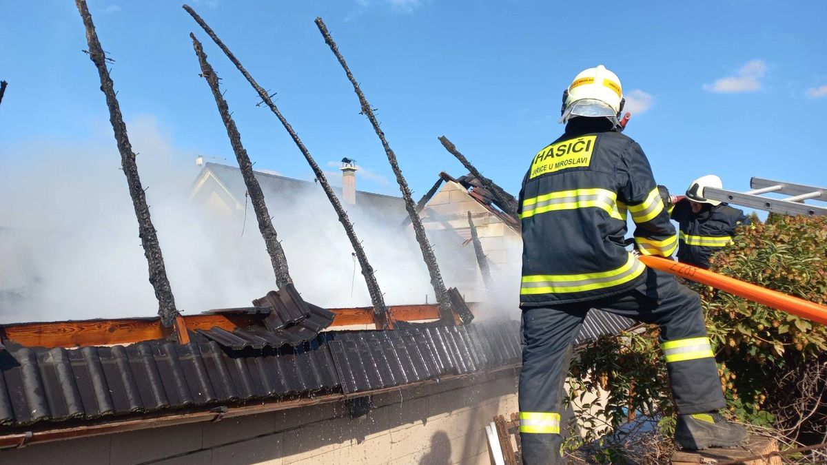 Při požáru dílny na Brněnsku se zranili tři hasiči